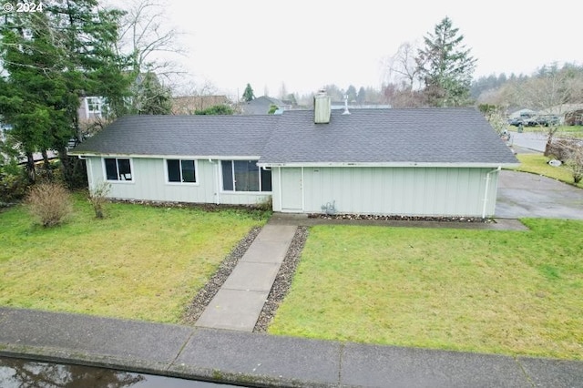 single story home with a front yard