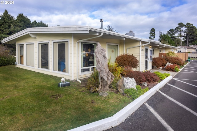 view of front facade featuring a front yard