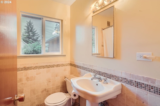12365 SE Eola Hills Rd, Dayton, OR 97114 - full bath featuring tile walls, toilet, a wainscoted wall, a sink, and curtained shower