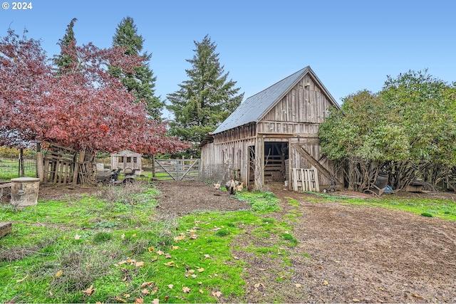 view of yard with an outdoor structure