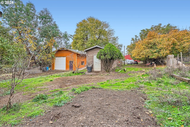 view of yard with an outdoor structure and a garage