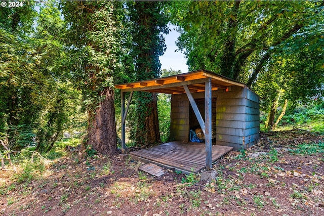 view of yard featuring an outbuilding