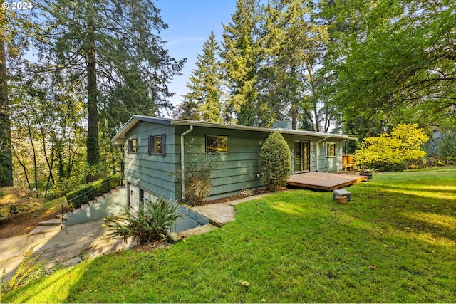 view of front of property featuring a wooden deck and a front lawn