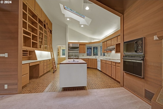 92932 Paschelke Rd, Marcola, OR 97454 - kitchen featuring white appliances, under cabinet range hood, a sink, lofted ceiling, and a kitchen island with sink