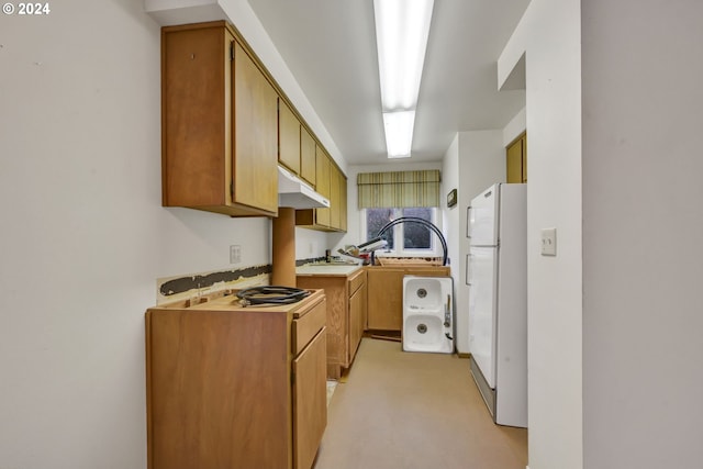 92932 Paschelke Rd, Marcola, OR 97454 - kitchen featuring freestanding refrigerator, under cabinet range hood, light countertops, and stovetop