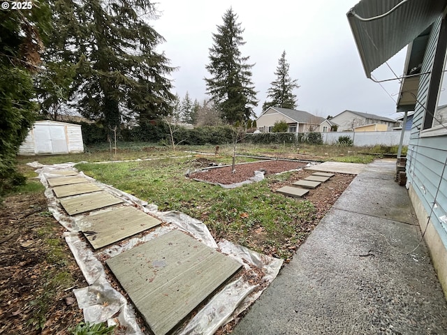 view of yard featuring a storage shed