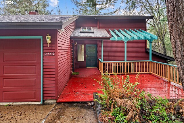 view of front of house with covered porch and a garage