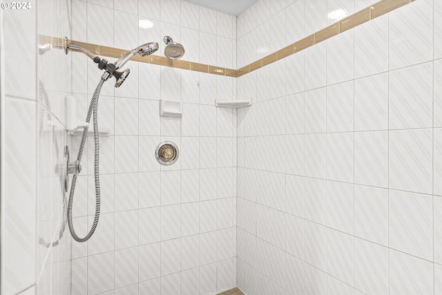 bathroom featuring tiled shower