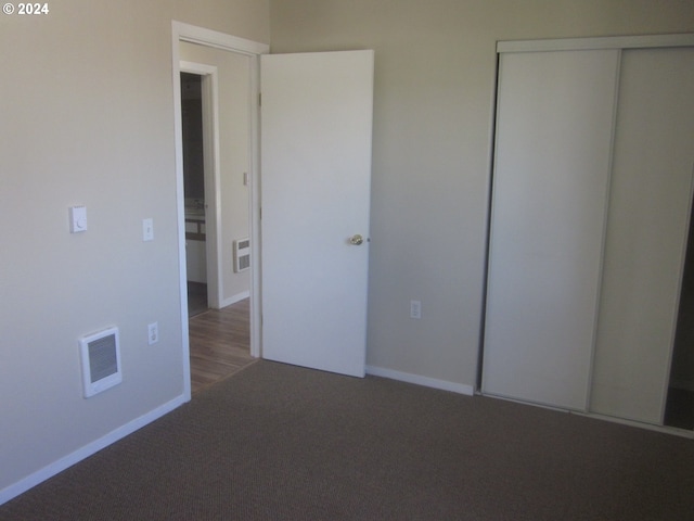 unfurnished bedroom with carpet flooring and a closet