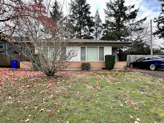 view of front of property featuring a front lawn