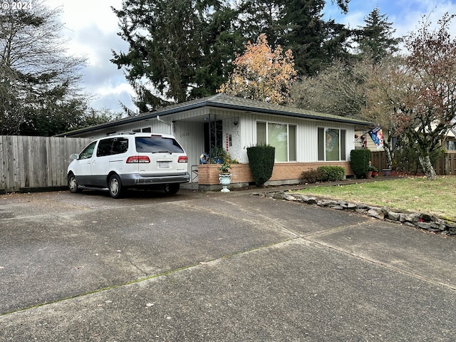 view of front of property featuring a front lawn