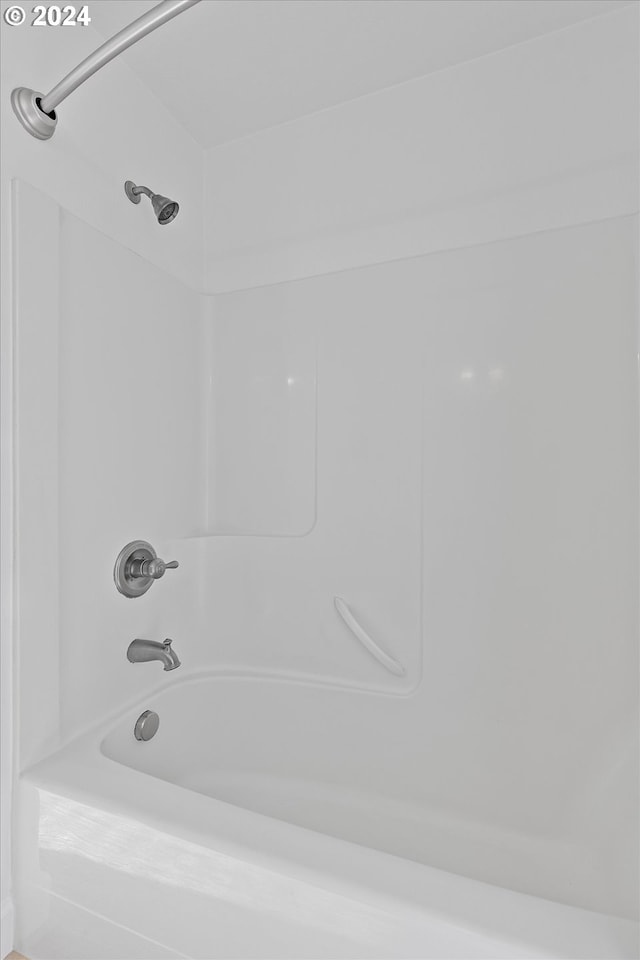 bathroom with washtub / shower combination