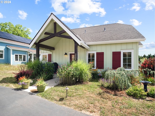 view of front facade featuring a front yard