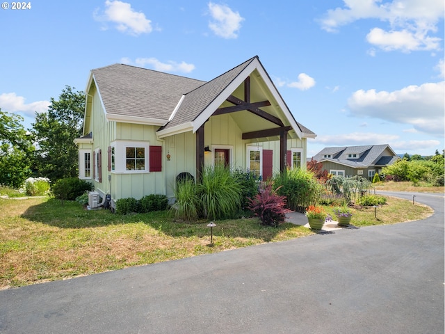 view of front of house featuring a front yard