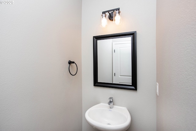 bathroom featuring a sink