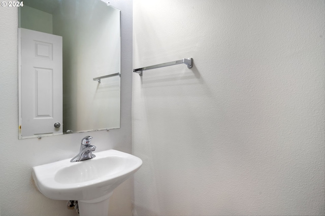 bathroom featuring a sink