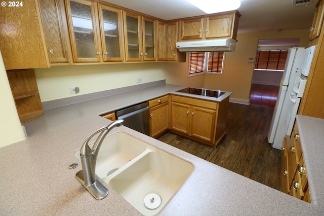 kitchen featuring dishwasher, sink, dark wood-type flooring, kitchen peninsula, and black electric stovetop