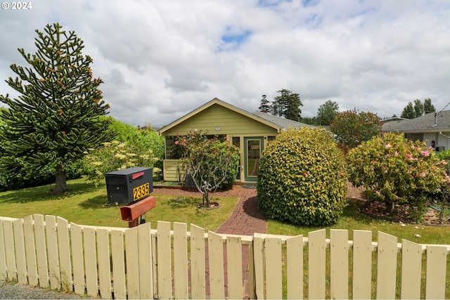 view of front facade with a front lawn