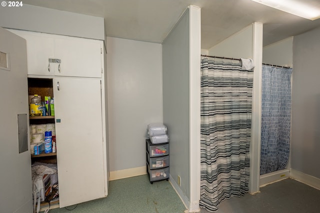 bathroom featuring a shower with shower curtain