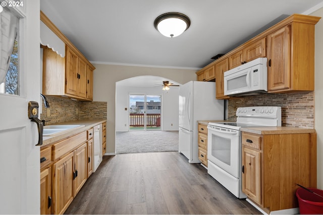 1655 NE 2nd St, Hermiston, OR 97838 - kitchen with white appliances, a sink, arched walkways, a ceiling fan, and light countertops