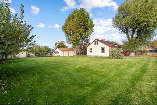 view of yard with an outbuilding and a garage