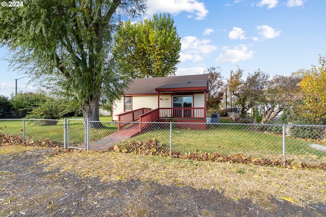 view of front of property featuring a wooden deck and a front yard