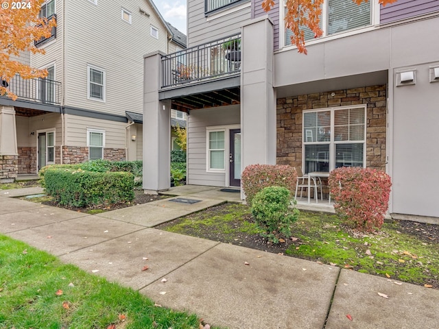 property entrance featuring a balcony