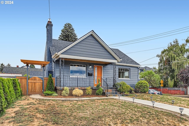 view of front of house featuring a front lawn