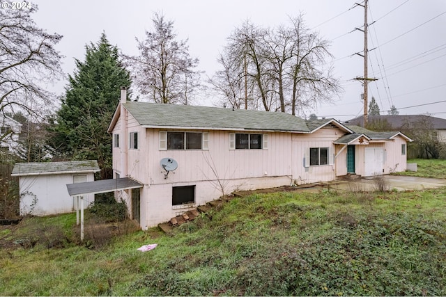 view of front facade featuring a front yard