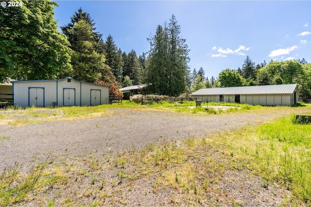 view of yard with an outdoor structure