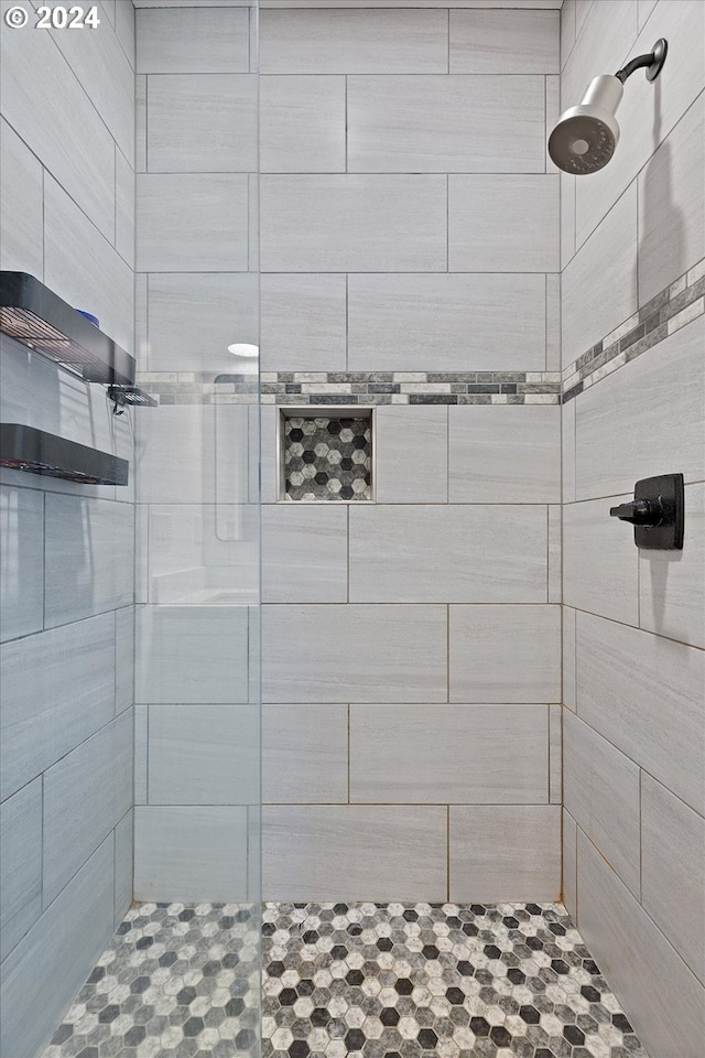 bathroom featuring a tile shower