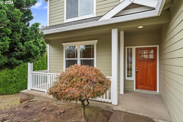 entrance to property featuring covered porch