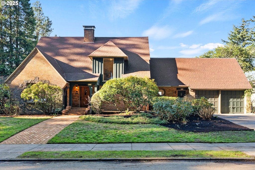 view of front of property with a front yard