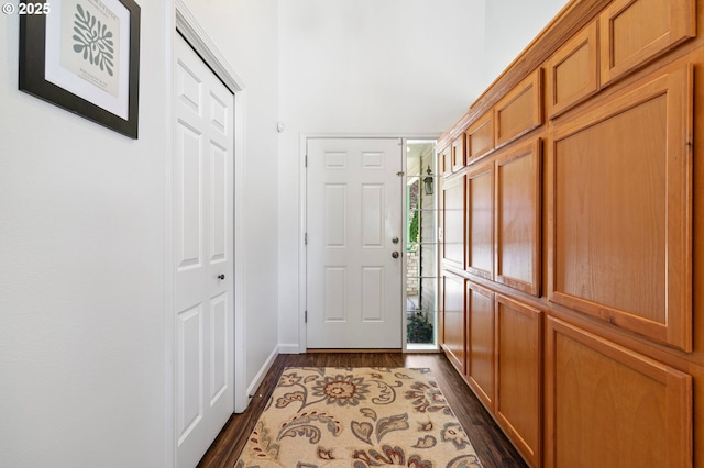 1157 Yew St, Junction City, OR 97448 - entrance foyer featuring dark wood-style floors and baseboards