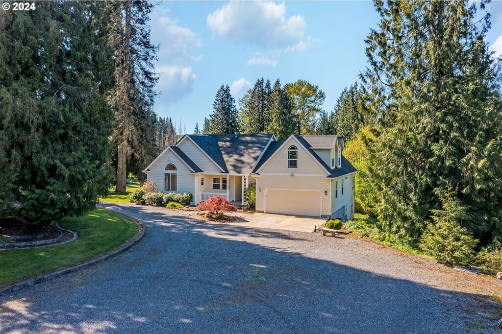 2201 NW Carty Rd, Ridgefield, WA 98642 - traditional home with concrete driveway