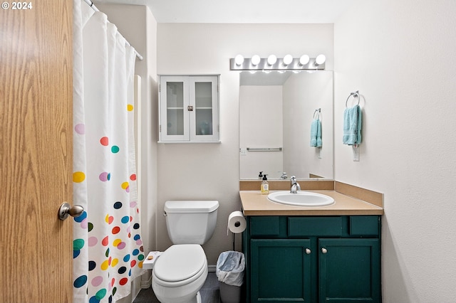 full bath featuring a shower with shower curtain, toilet, and vanity