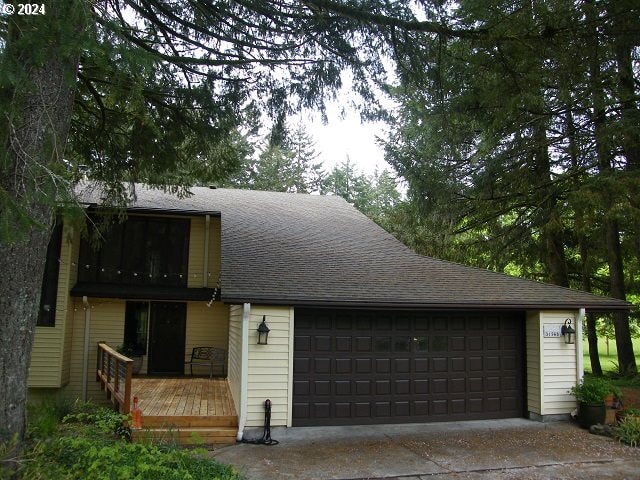 view of front facade with a garage