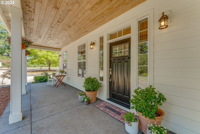 property entrance featuring a porch