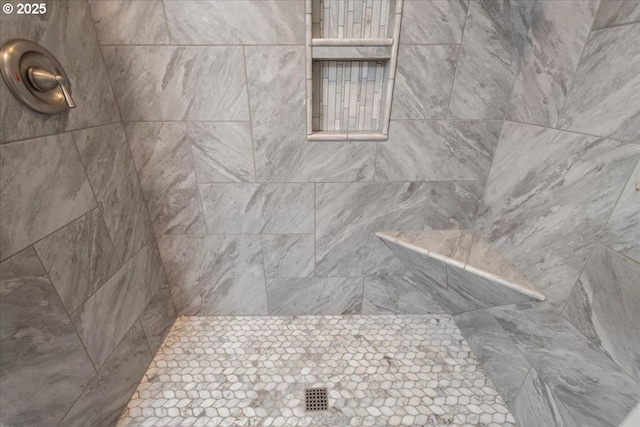 room details featuring tiled shower