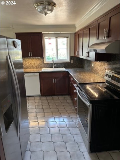 kitchen with stainless steel fridge, decorative backsplash, electric stove, dishwasher, and sink