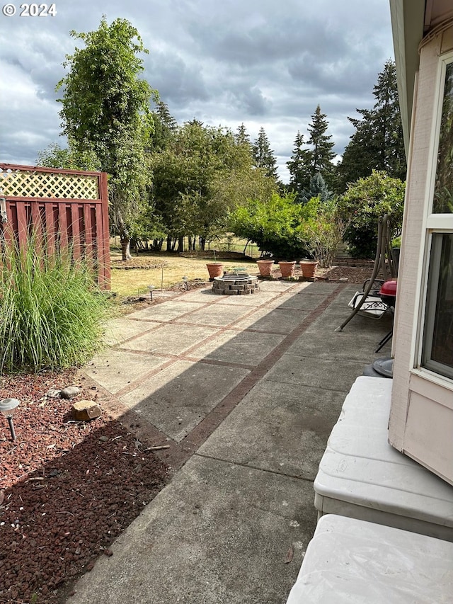 view of patio featuring an outdoor fire pit