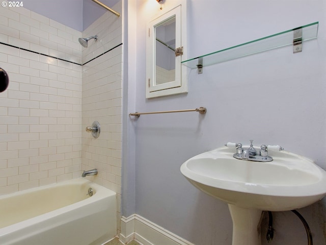 bathroom with tiled shower / bath