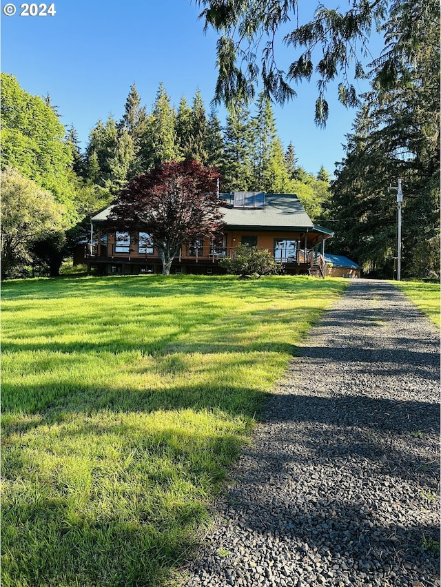 view of front of home featuring a front lawn