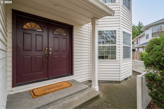 doorway to property with covered porch