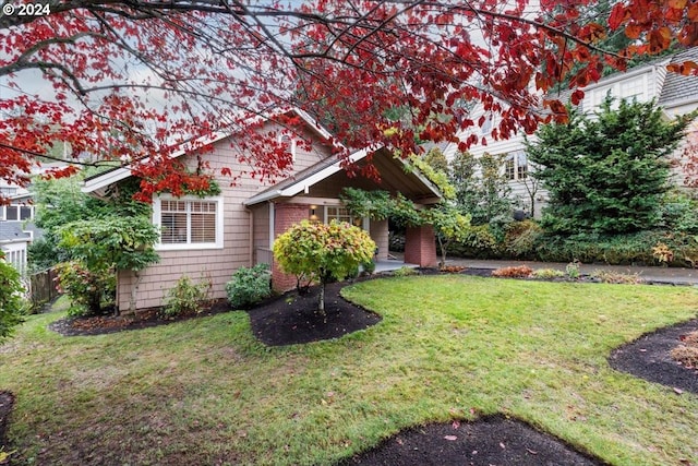 view of front of home featuring a front yard