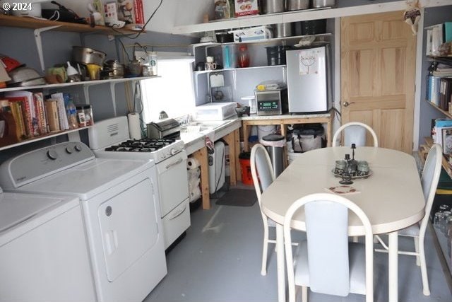 laundry room with washer and clothes dryer