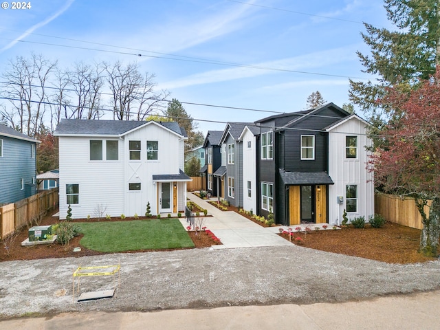 view of front facade featuring a front lawn