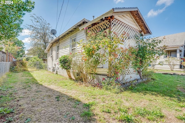 view of side of property featuring a lawn