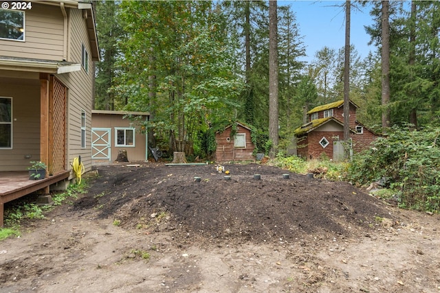 view of yard with an outdoor structure