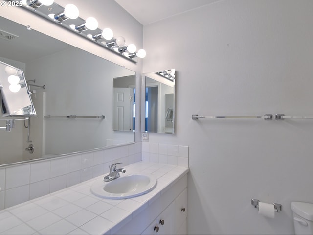 bathroom with vanity and backsplash